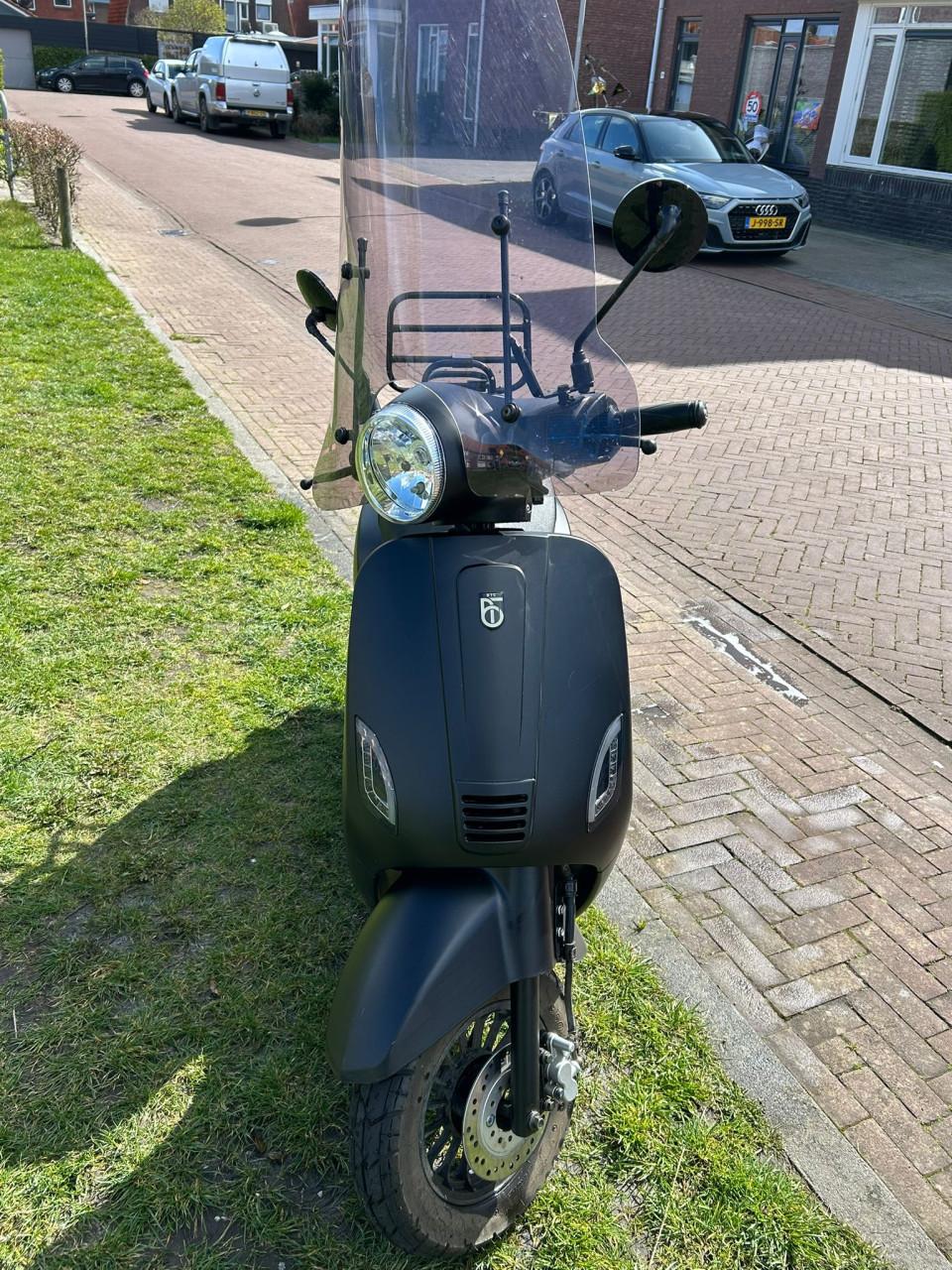 BTC Riva scooter 2022 blauw kenteken