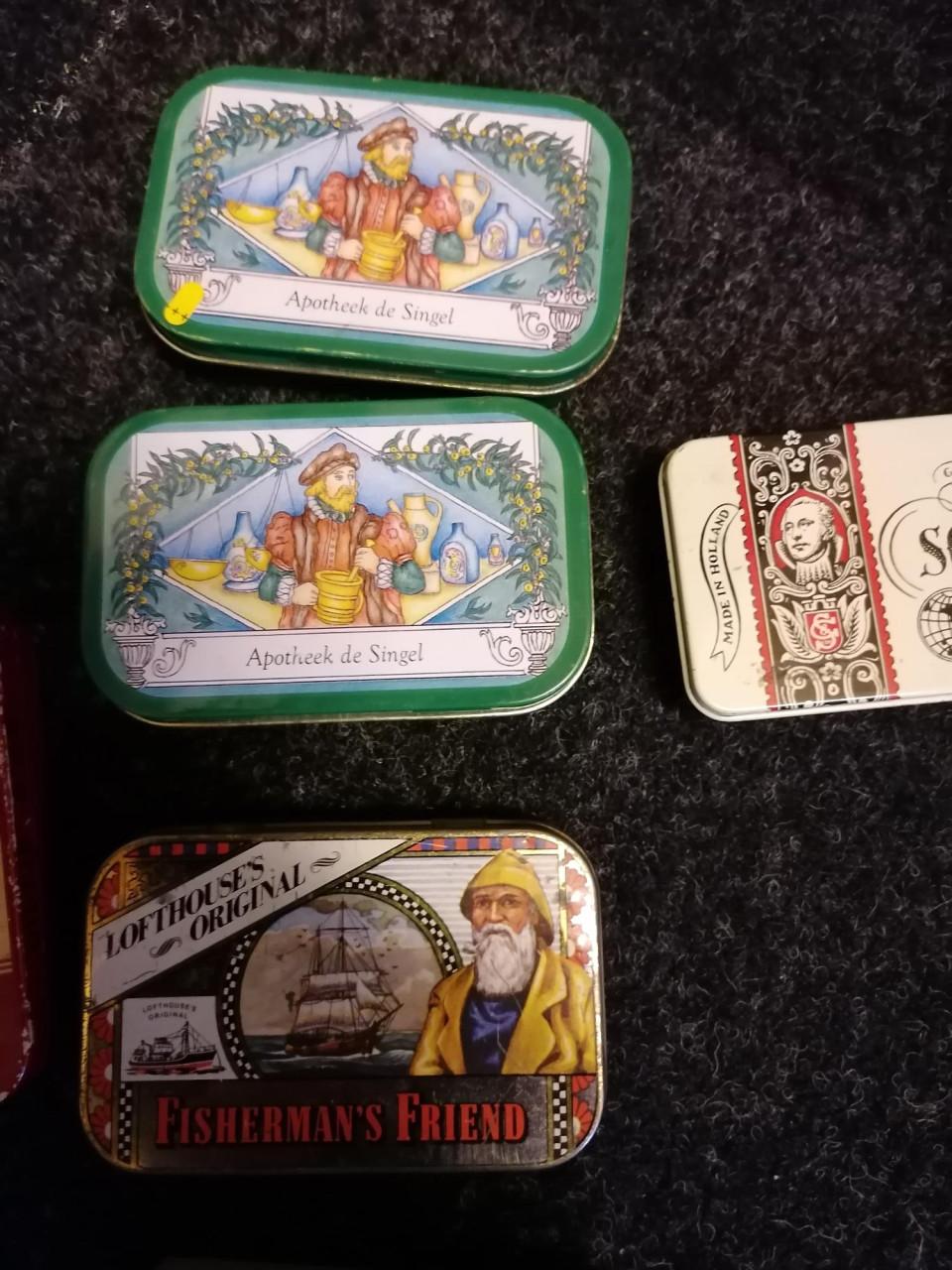 Verzameling oude blikjes