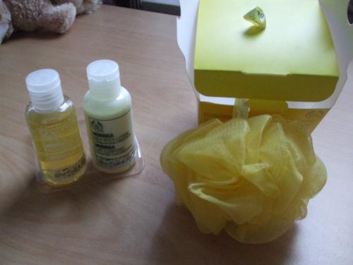 Te koop verzorgingssetje van "The body shop".(nieuw).