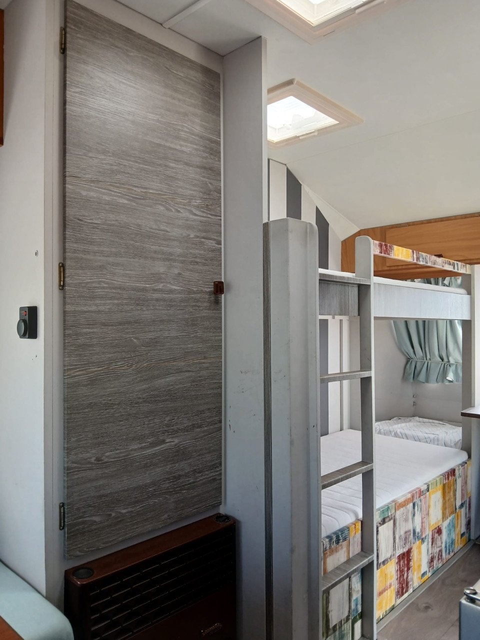 Retro Avento caravan, voortent en stallingsmogelijkheid