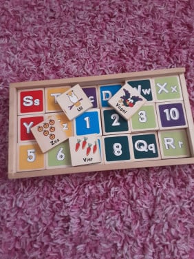 Houten cijfers en letters leren