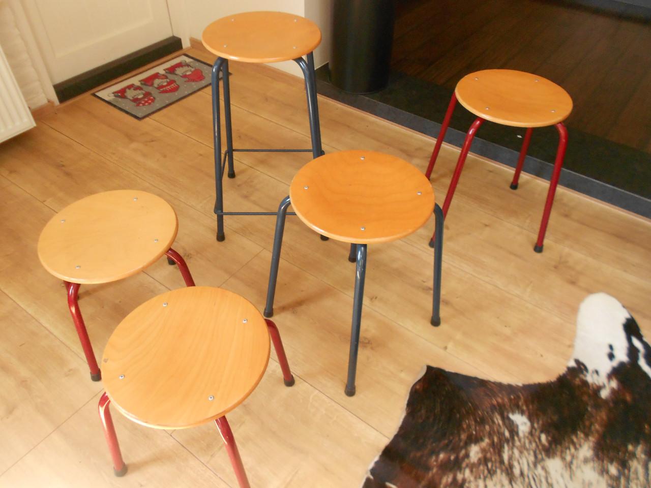 Vijf vintage presikhaaf krukje school kruk.