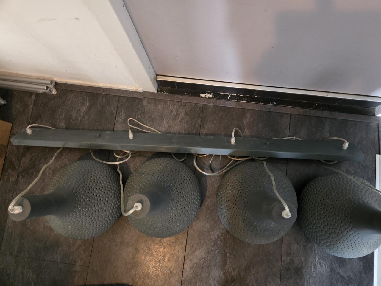 Industriële 4-lichts hanglamp met betongrijze,  en druppelvormige kappen