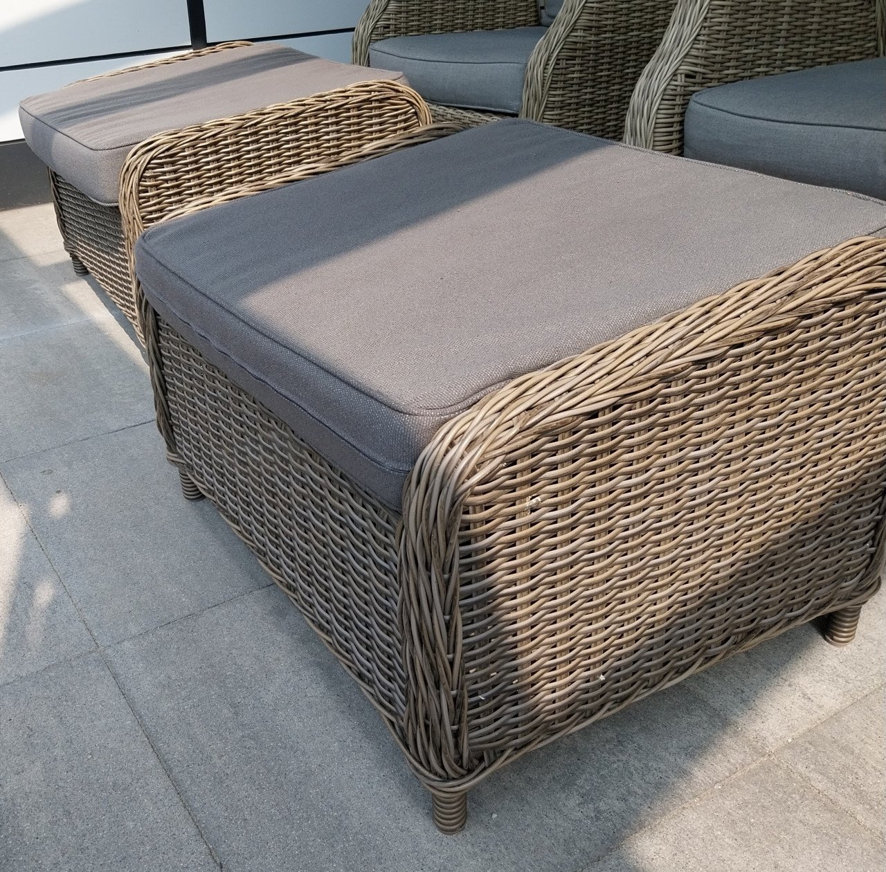2 lounchstoelen met hockers