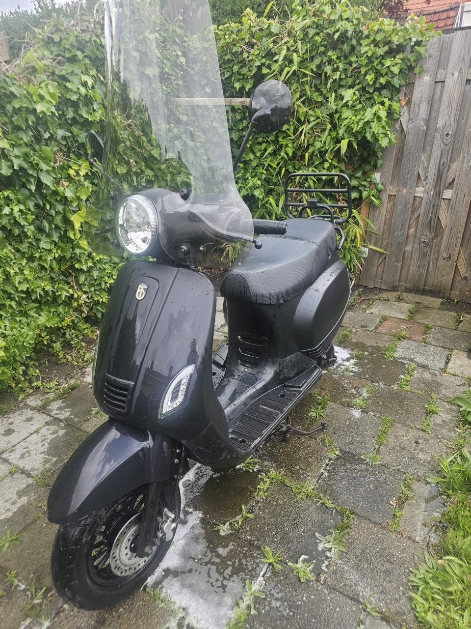 Riva scooter (donkergrijs/zwart)