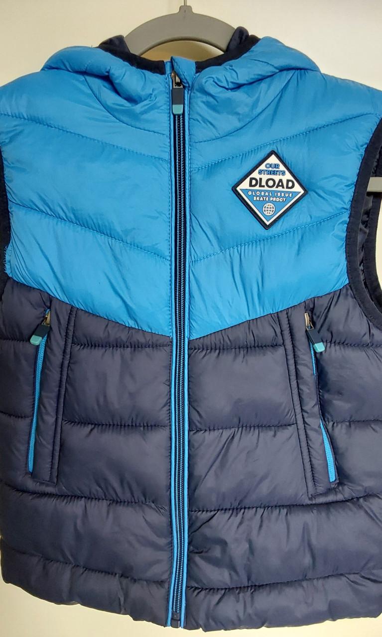 Bodywarmer met capuchon in maat 122 van het merk C&A