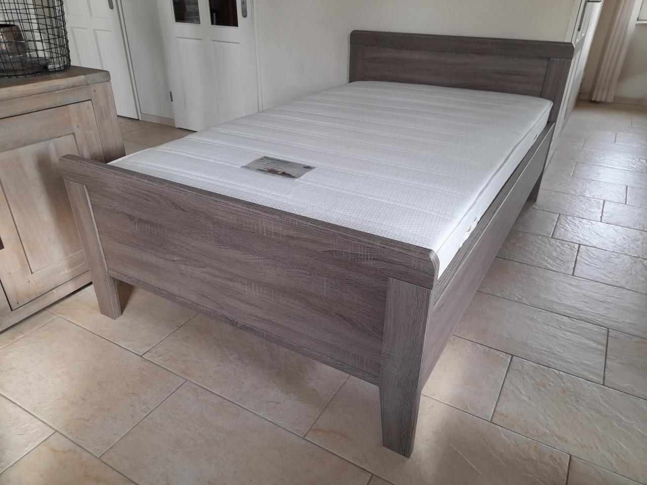 Z.g.a.n. Bed 120x200 met kwaliteits matras 120x200x22 (in nieuwstaat)