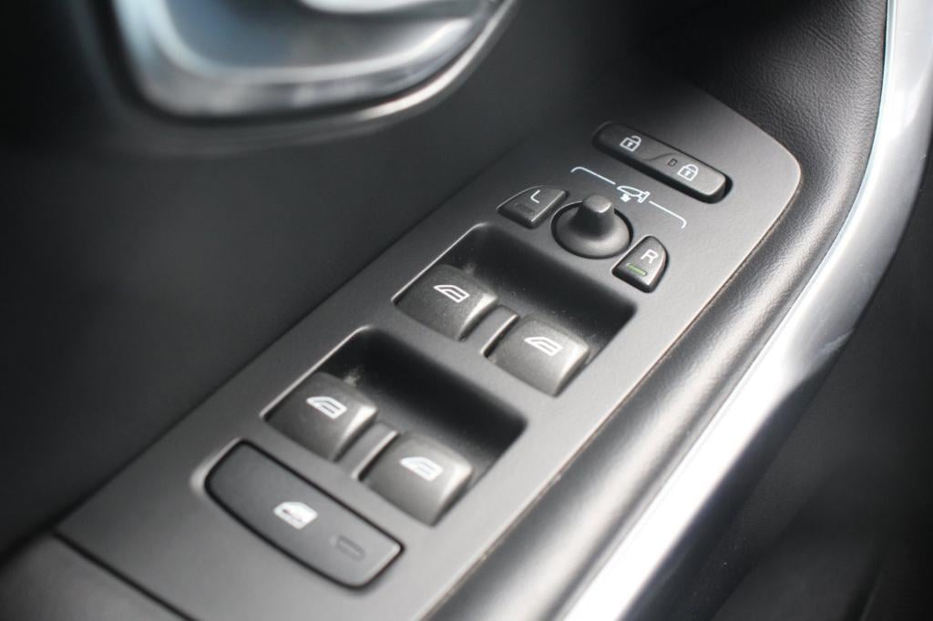 Volvo V40 1.5 t2 r-design automaat - leder/alcantara - led - navi - pdc + c