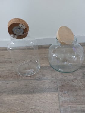 2x glazen fles met deksel.