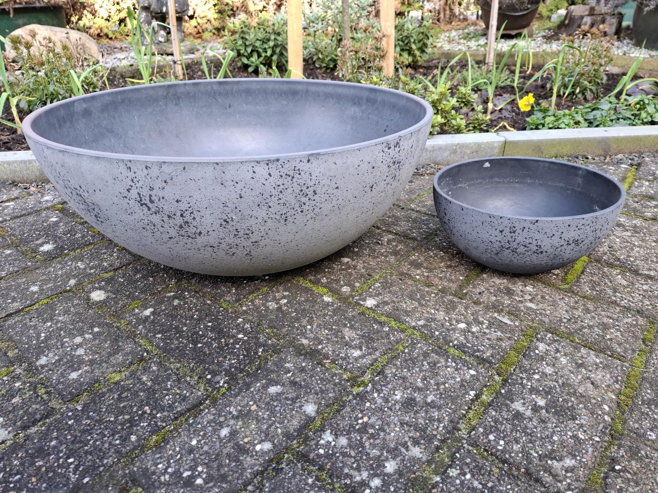 Set 2 grote kunststof tuinschalen