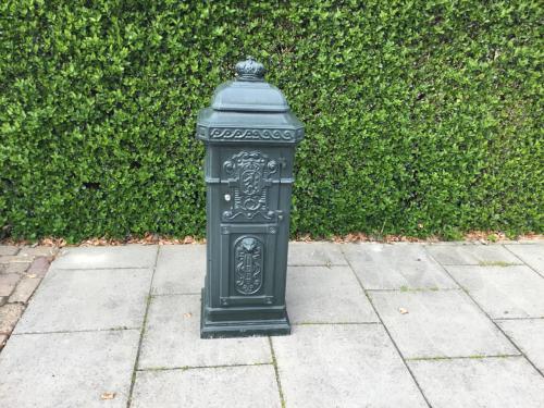 Kolom brievenbus.  Groen