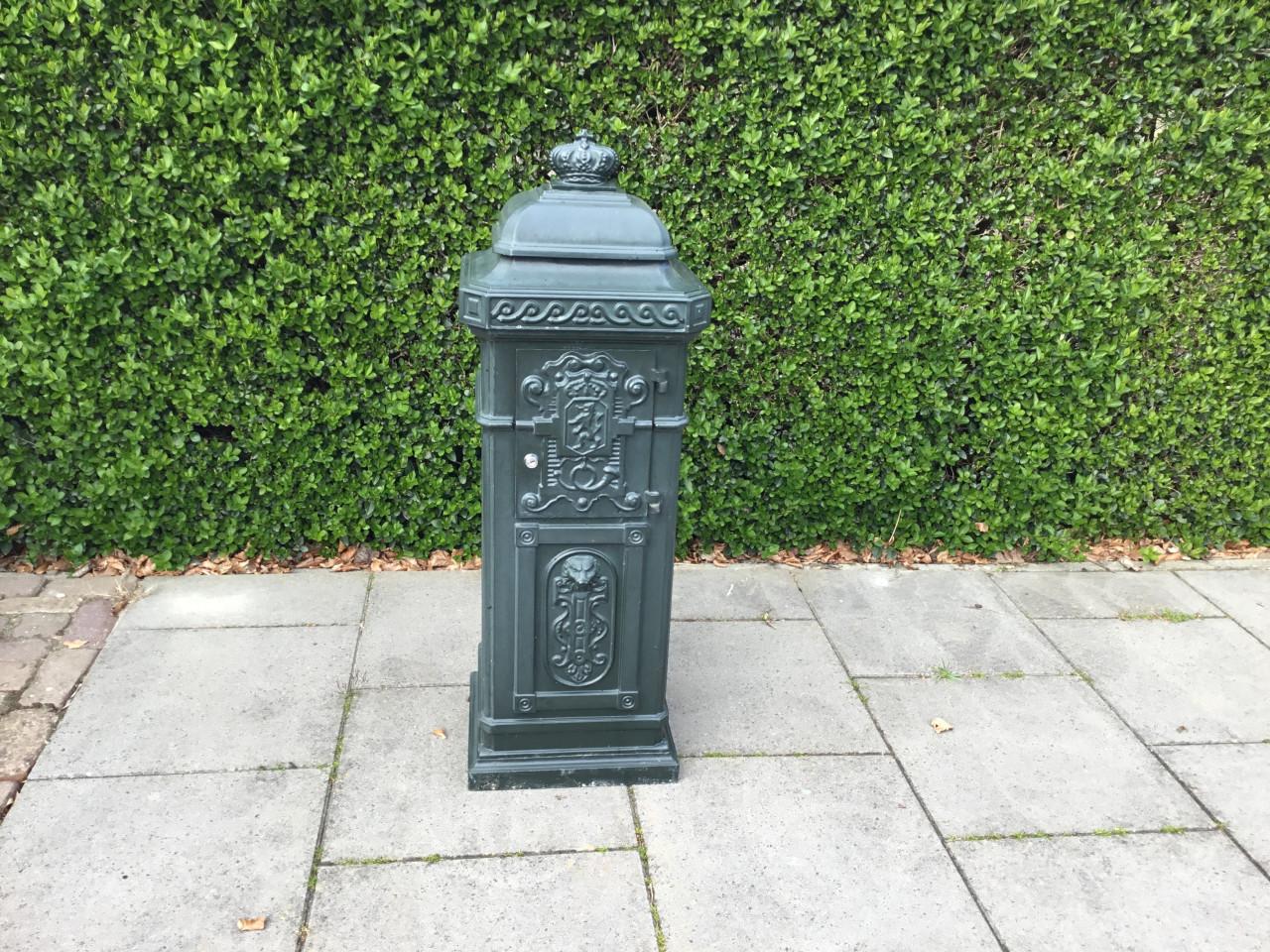 Kolom brievenbus.  Groen