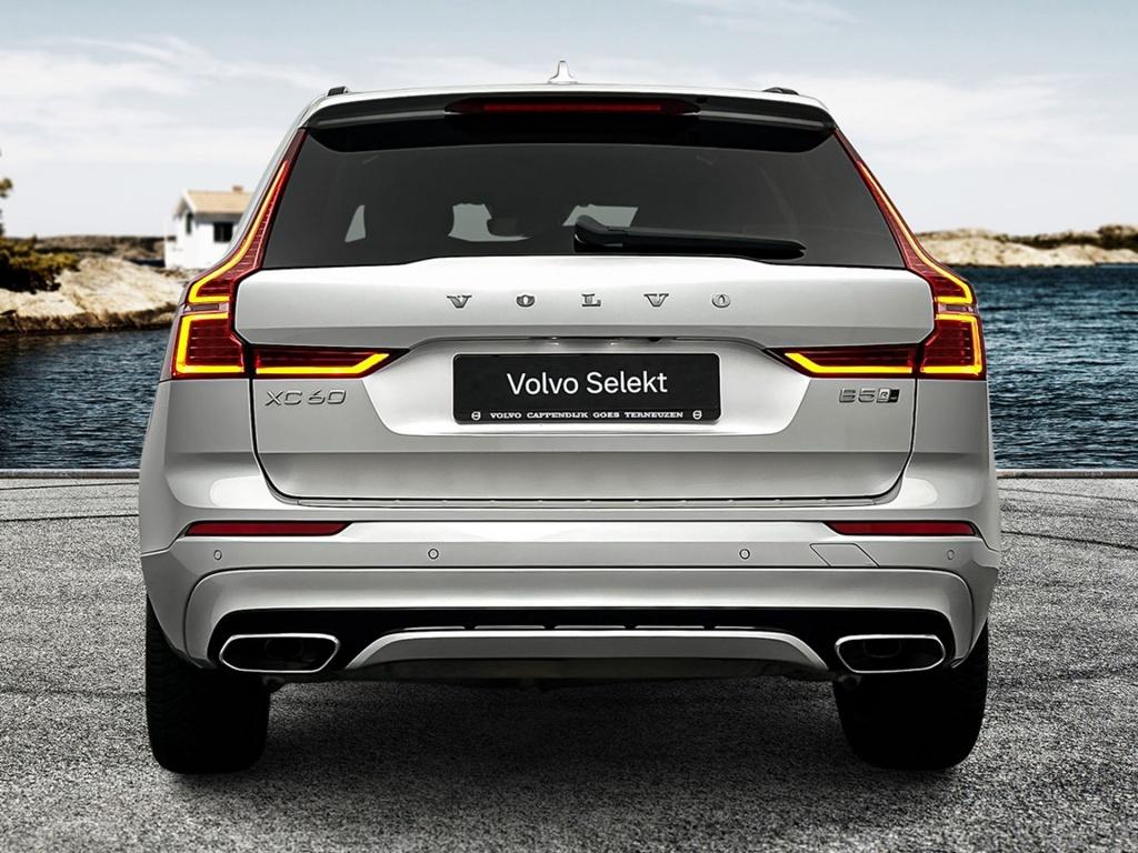 Volvo XC60 b5 264pk r-design| pano| camera| stoelverwarming| trekhaak