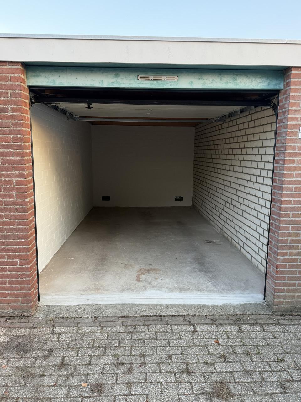 Te koop garagebox met nieuwe roldeur in Goes