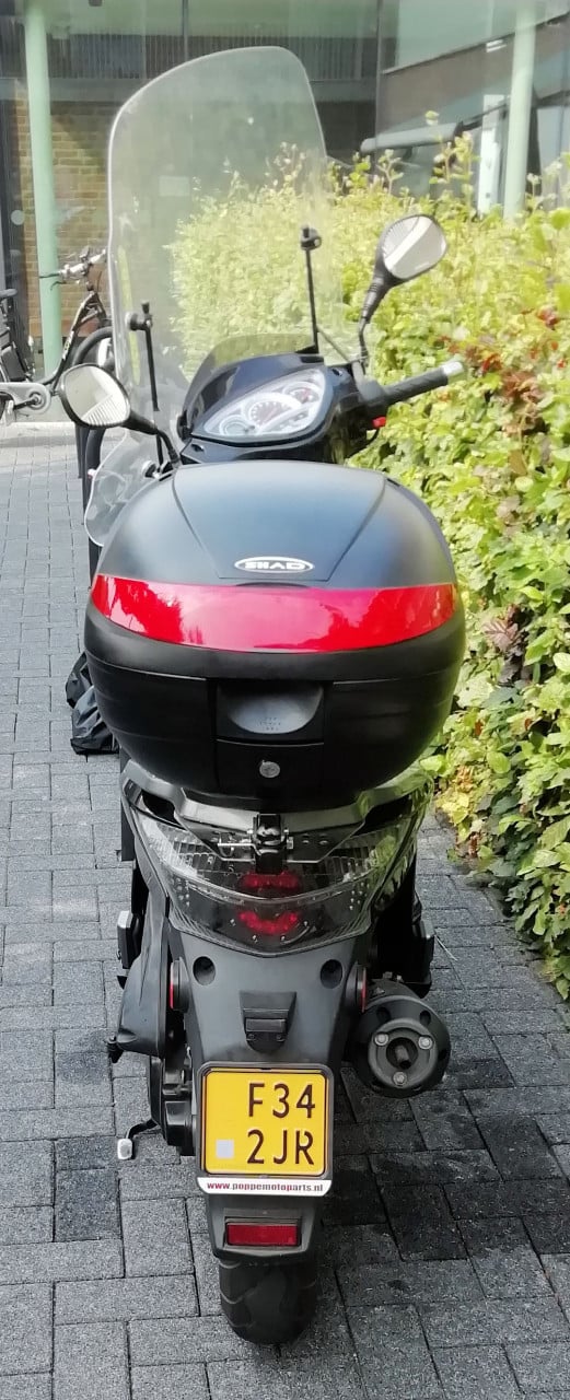 Kymco people S 4 takt bouwjaar 2012 met topkoffer en bagagekar.