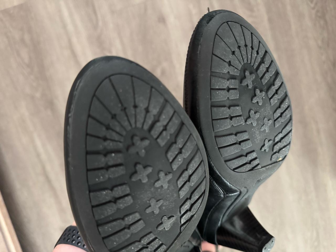 Zwarte leren pumps van Clarks in maat 41,5