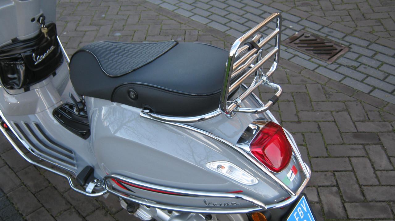 TE KOOP VESPA SPRINT COSTUM MET 850 KM OP DE TELLER