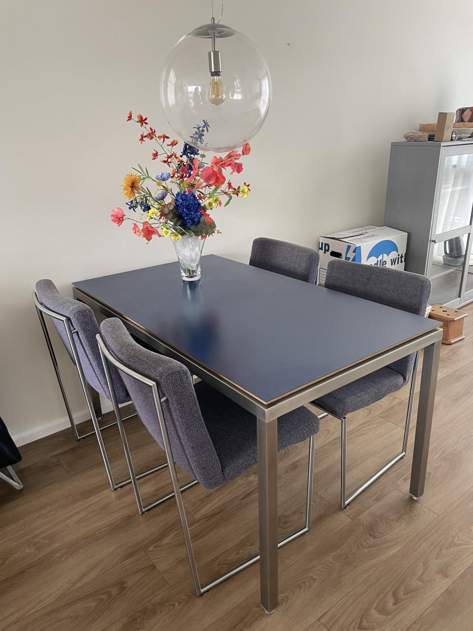 Harvink eetkamerstoelen met originele bekleding en eettafel