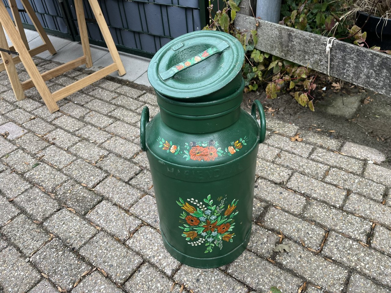 Melkbus beschilderd