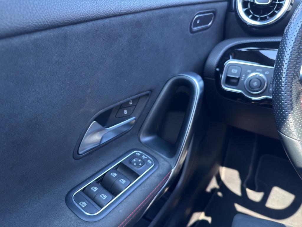 Mercedes-Benz A-Klasse 180 business solution amg pano | stoelverwarming | 1