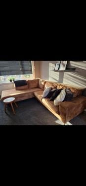 Bank Pronto + houten tafel achter de bank