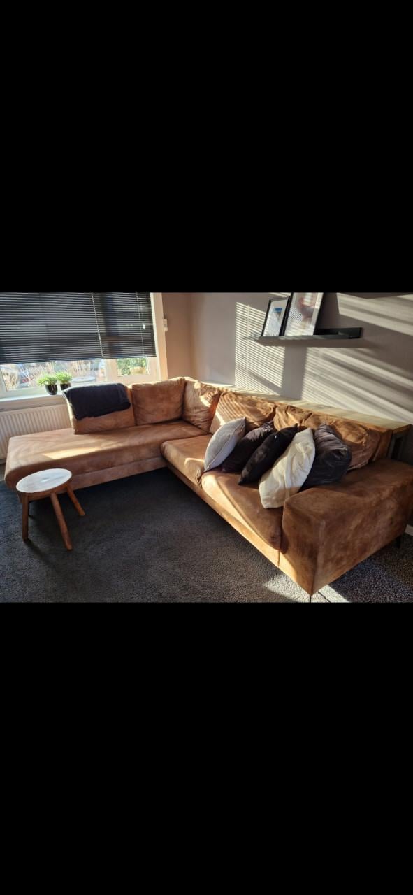 Bank Pronto + houten tafel achter de bank