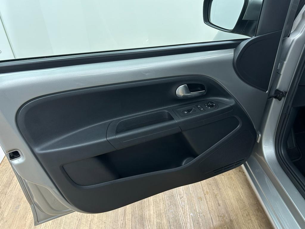 Volkswagen UP! occasion 1.0 high up! bluemotion | grijs | tweedehands volks