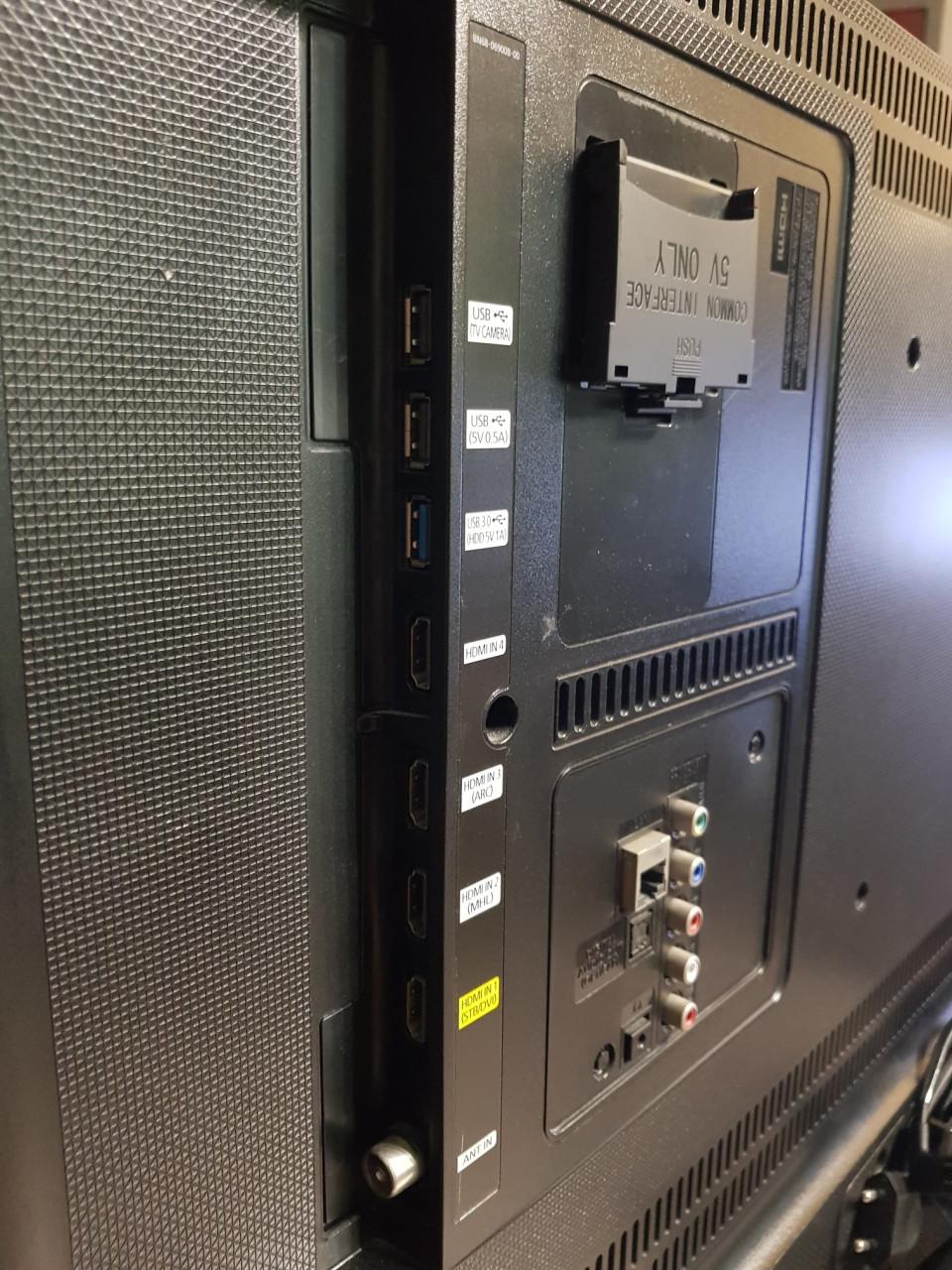 TV Samsung UE40JU6445W te koop met afstandsbediening.