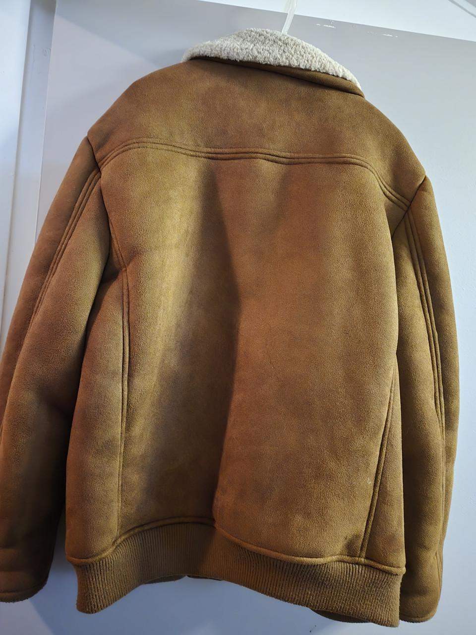 Bomberjack van imitatie suède met een imitatiebontkraag. C&A Maat L