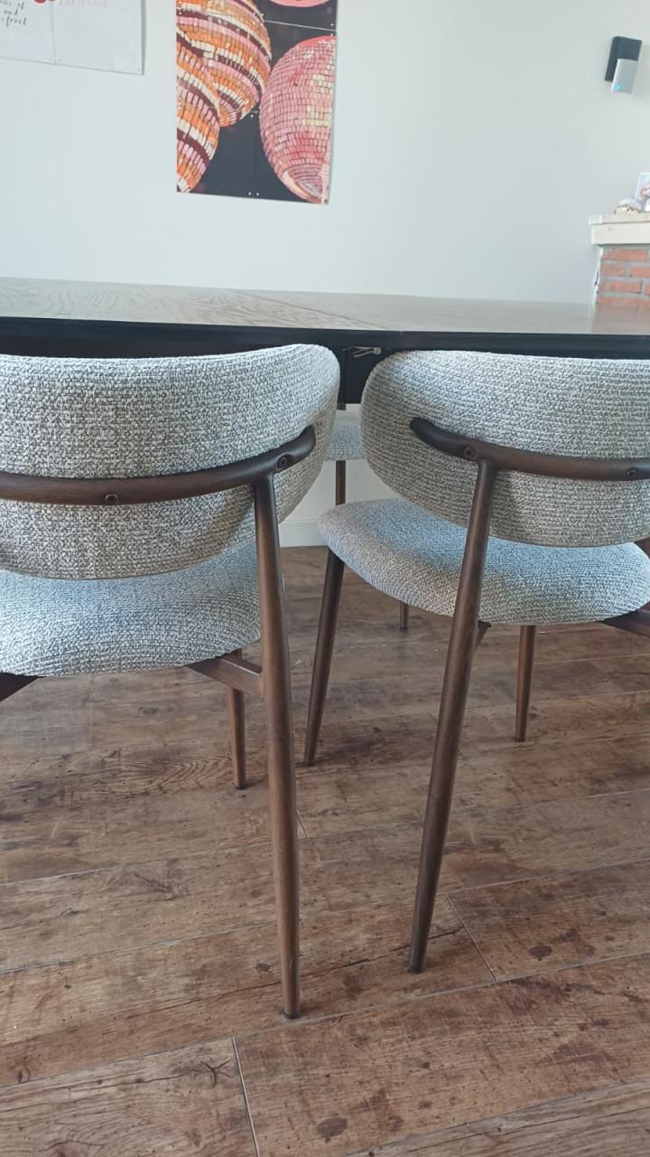 Vier beige eetkamerstoelen