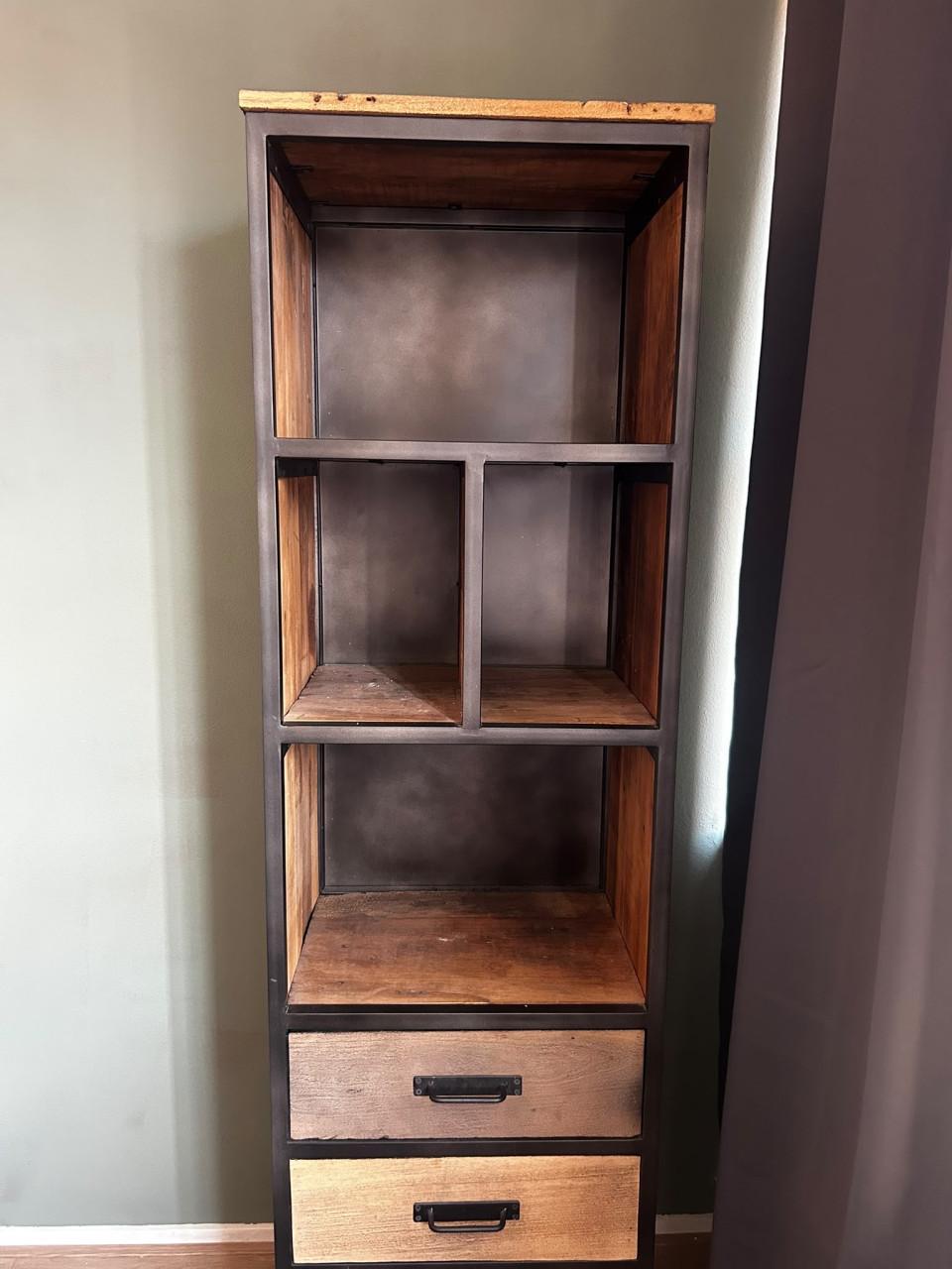 Kast met vakken en lades