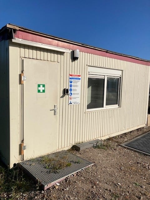 Kantoorunits 4 stuks en toilet unit