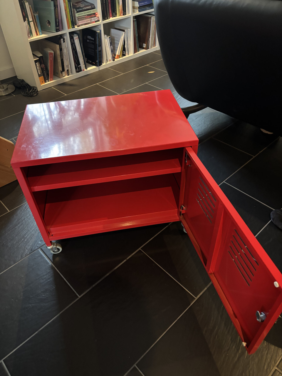 Rood metalen kastje