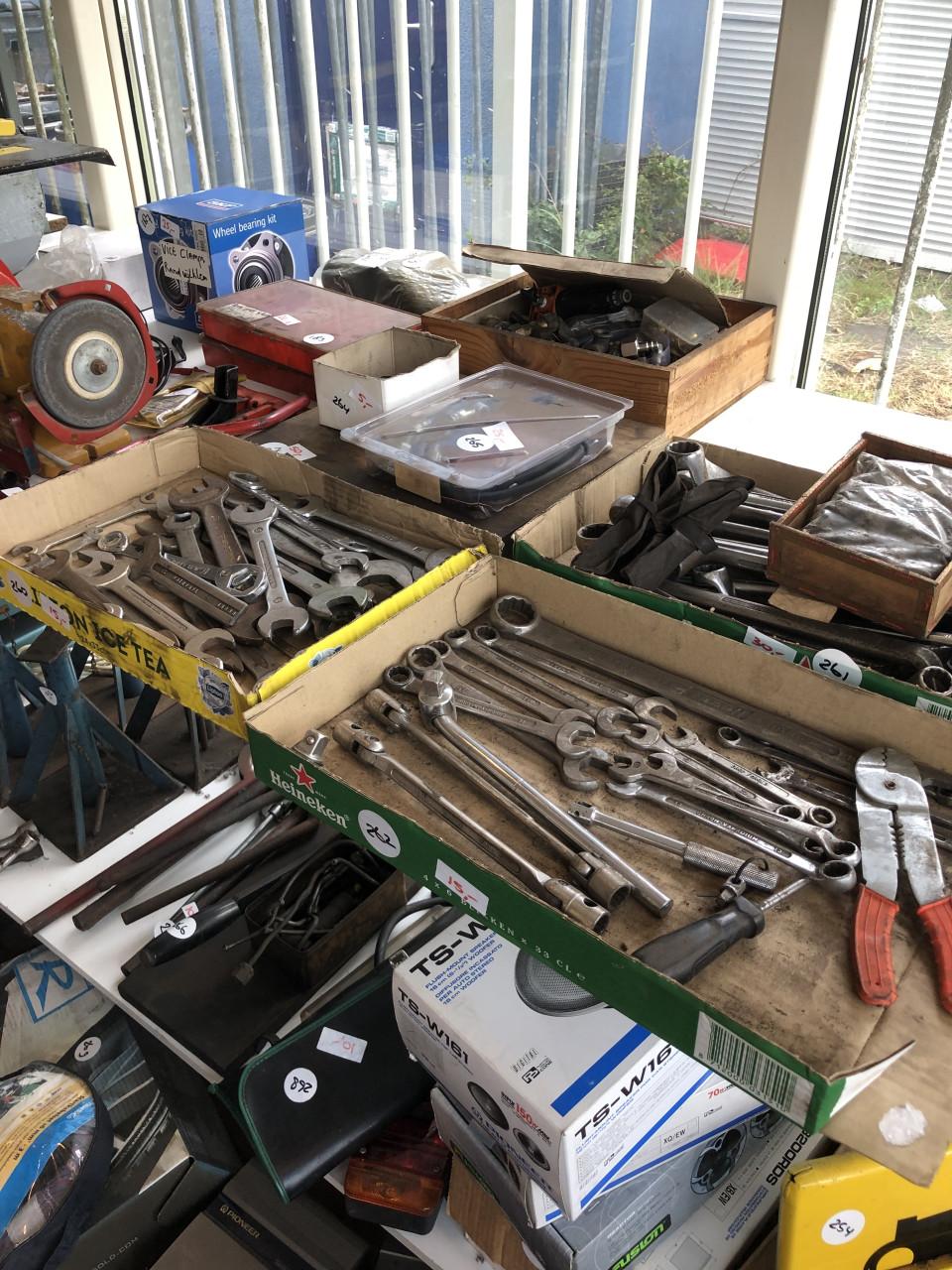 Verkoop 1/11 (draaibank) gereedschap, (brommer) onderdelen en restvoorraad