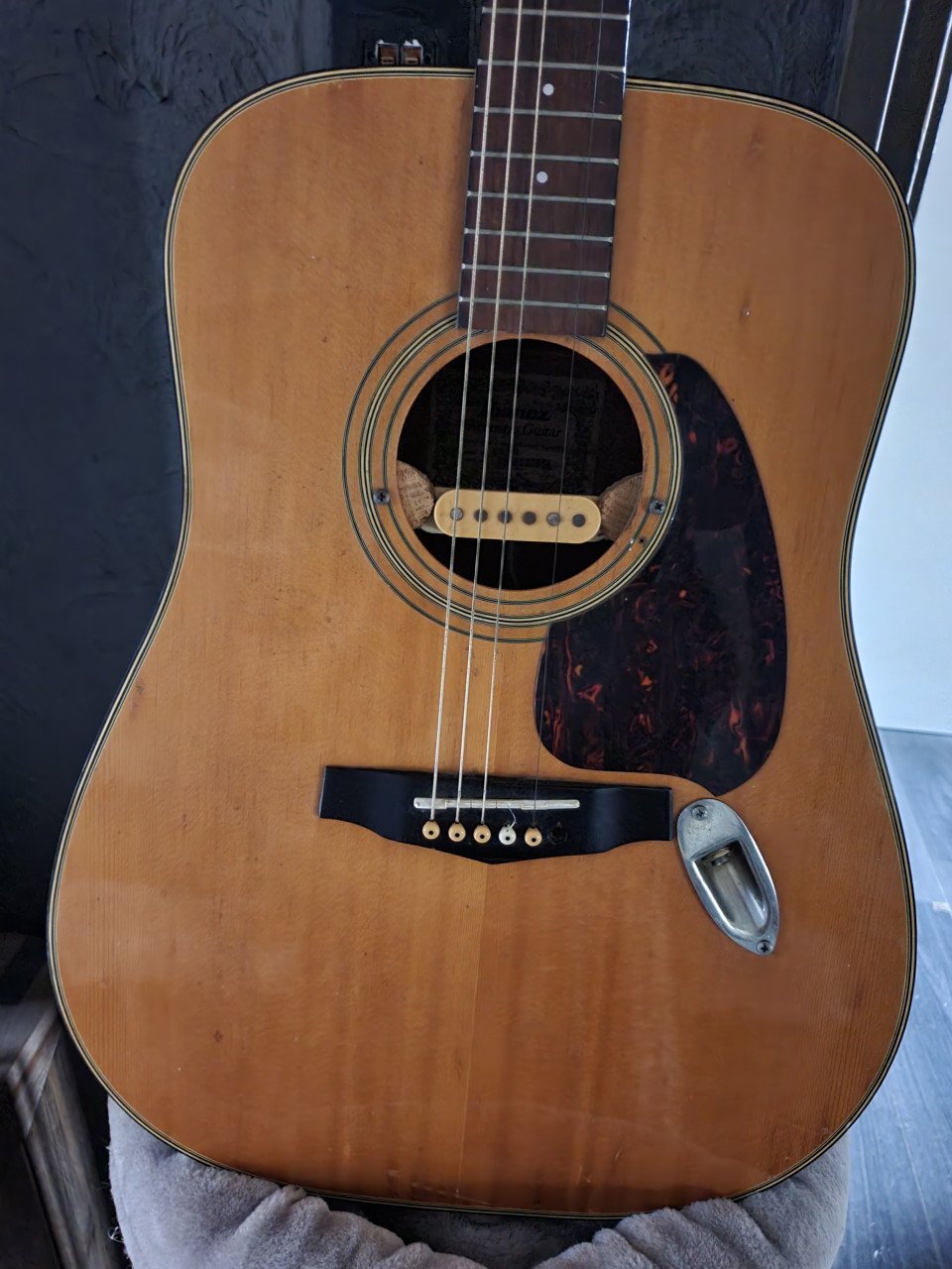 Mooie elektro akoestische gitaar van het merk Ibanez V 300....