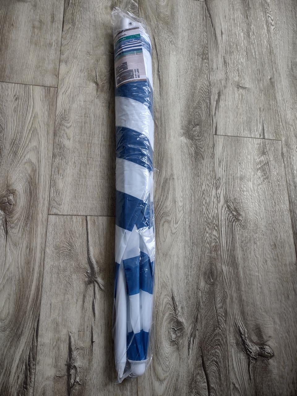 Prachtige nieuwe geel rood blauw wit gestreepte strandparasol, parasol.