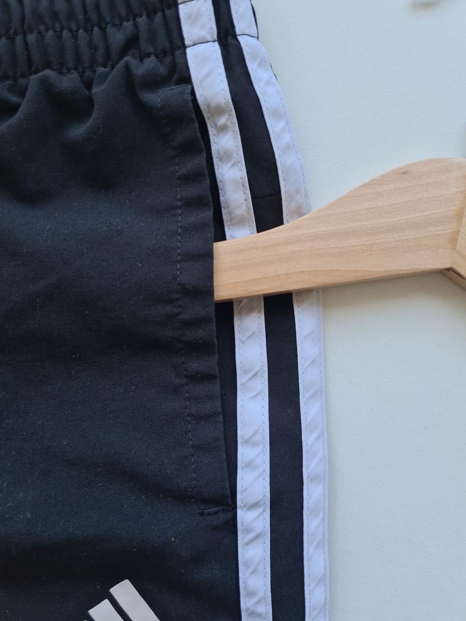 Adidas zwart sportbroekje maat 128