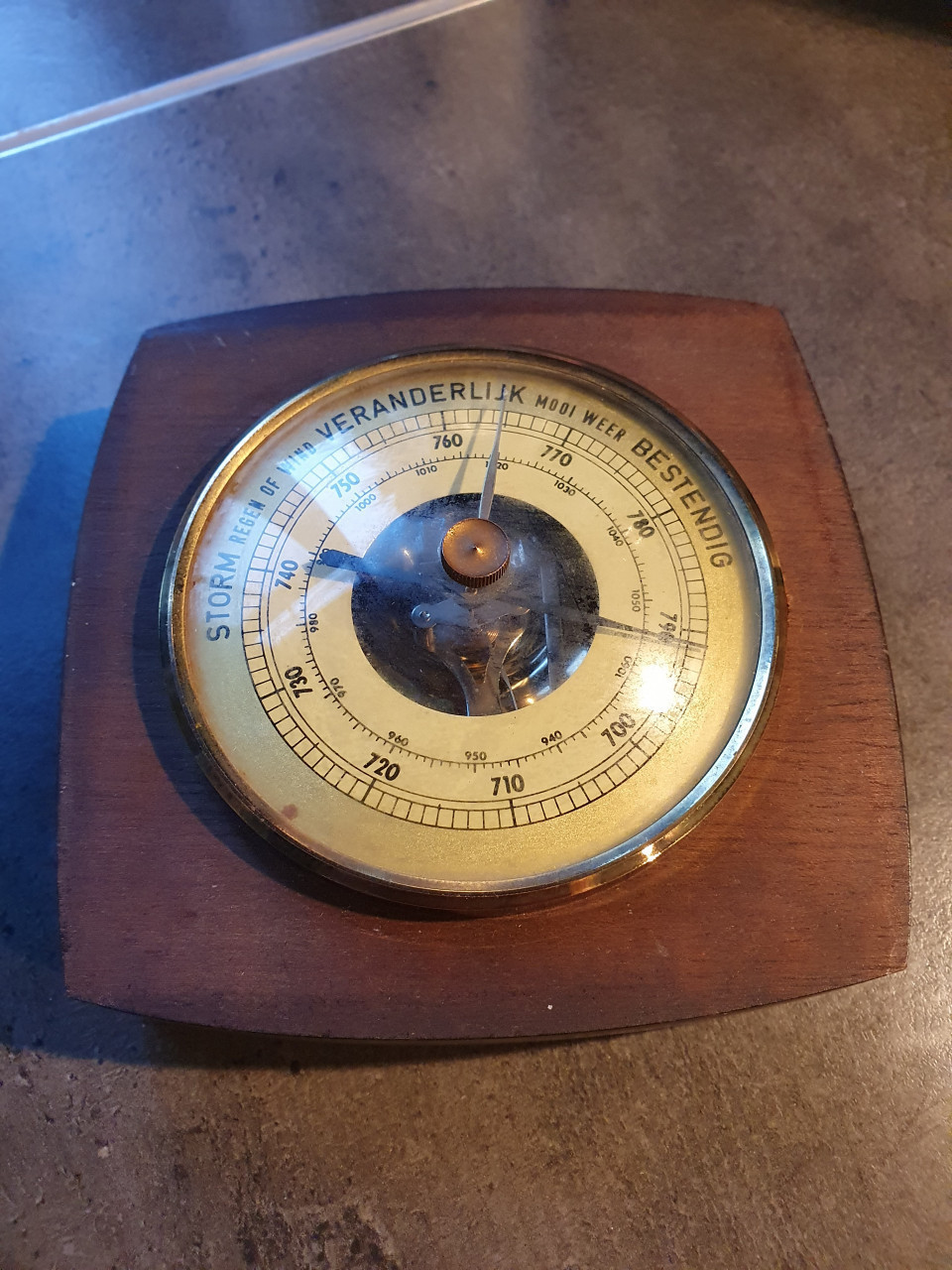 Prachtig groot antiek aneroïde barometer van koper en hout....