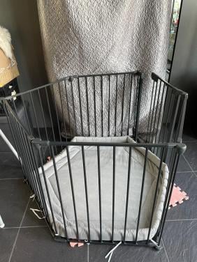 Zwarte metalen grondbox