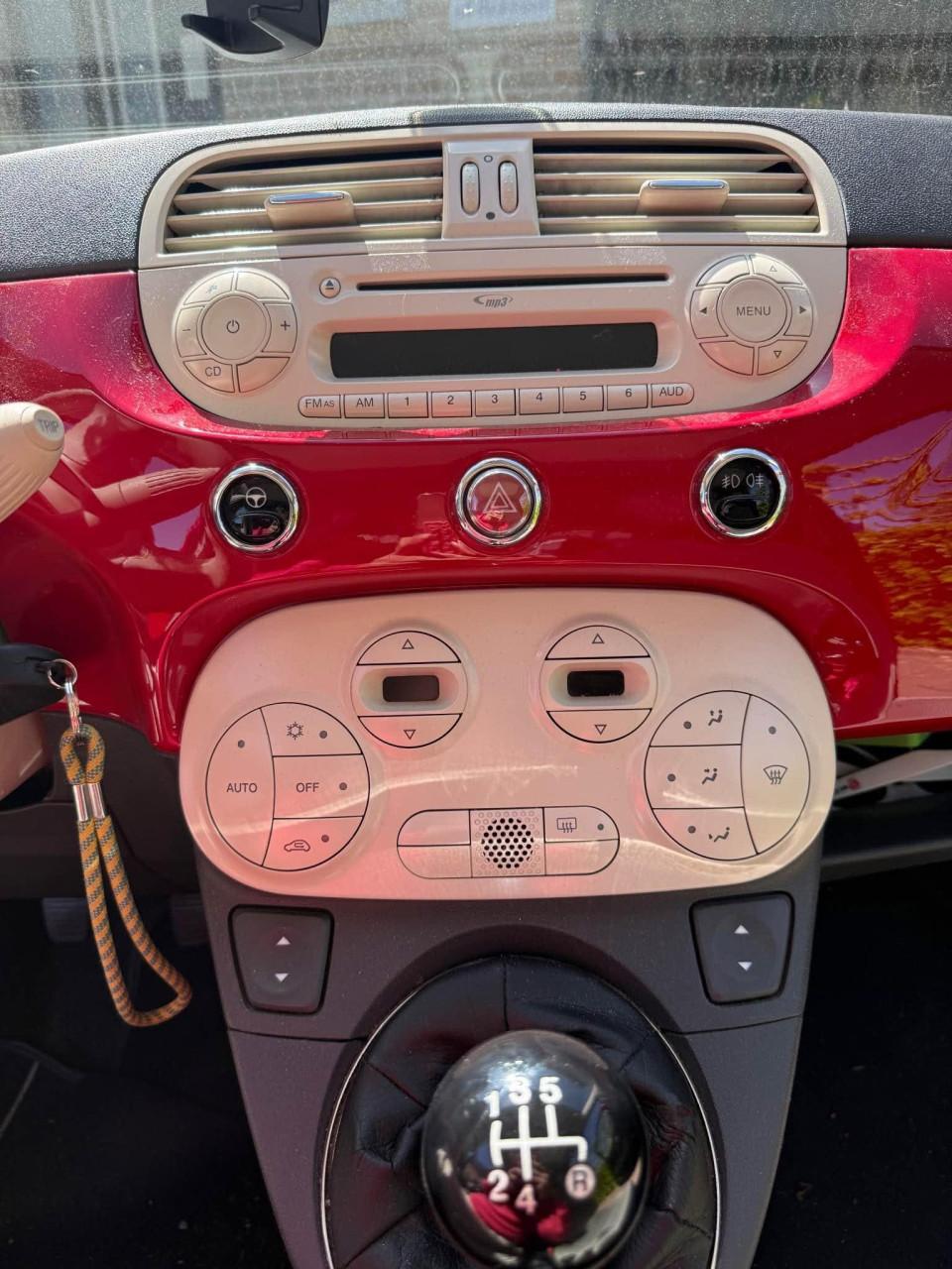 Fiat 500, sportieve auto met dakraam en met nieuwe apk 28-6-2027