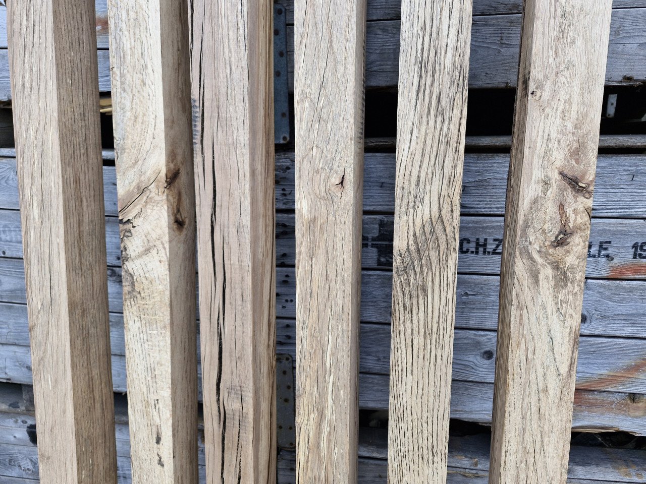 Geschaafde oude eiken palen