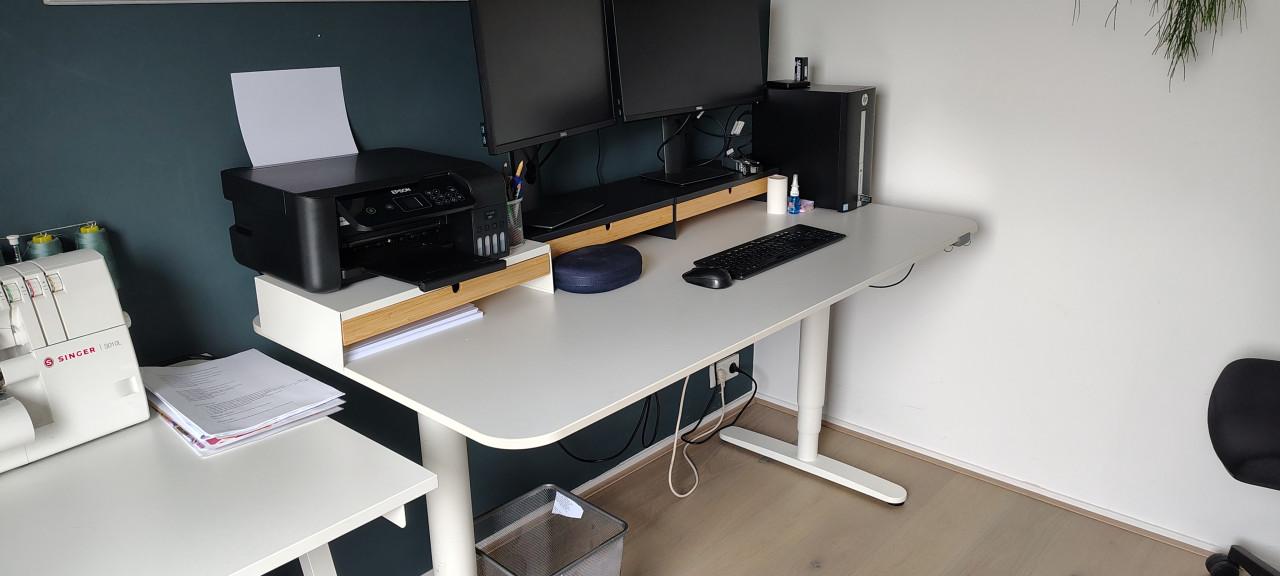 3 witte bureaus (zit - sta) Verschillende formaten.