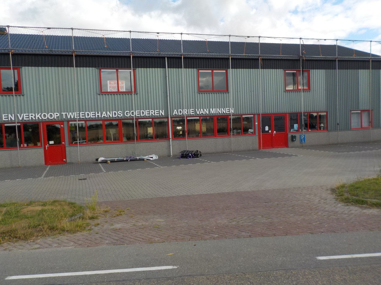Antiek wandmeubel in goede staat OPRUIMPRIJS 95 euro