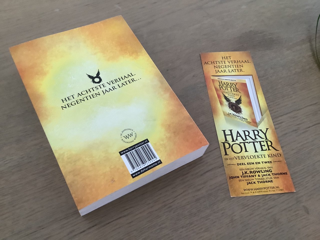 Harry Potter - en het vervloekte kind. Paperback met boekenlegger