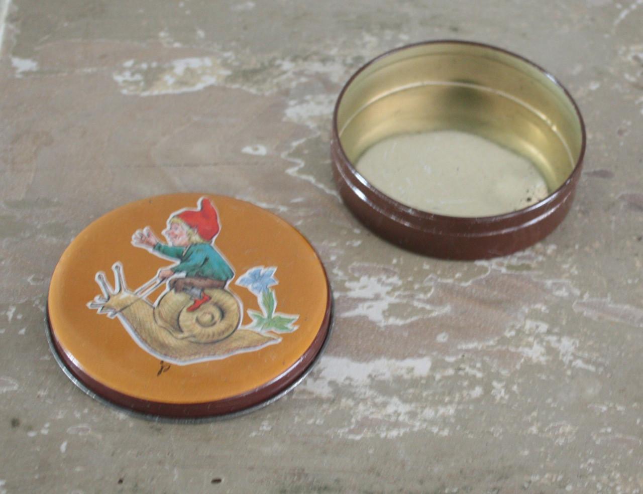 Rond blikje met kabouter en slak