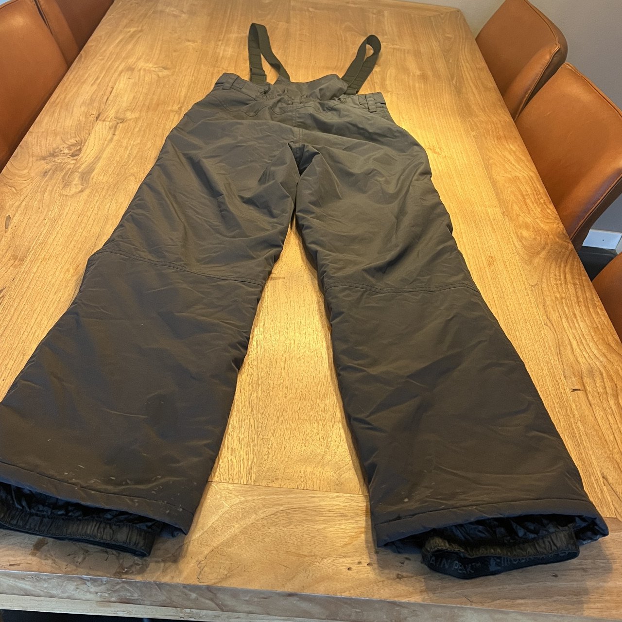 Skijas + skibroek maat 176