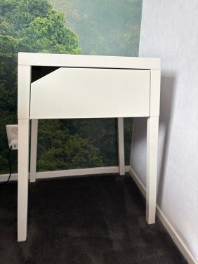2 witte nachtkastjes