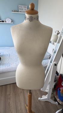 Paspop/Etalagepop met houten standaard