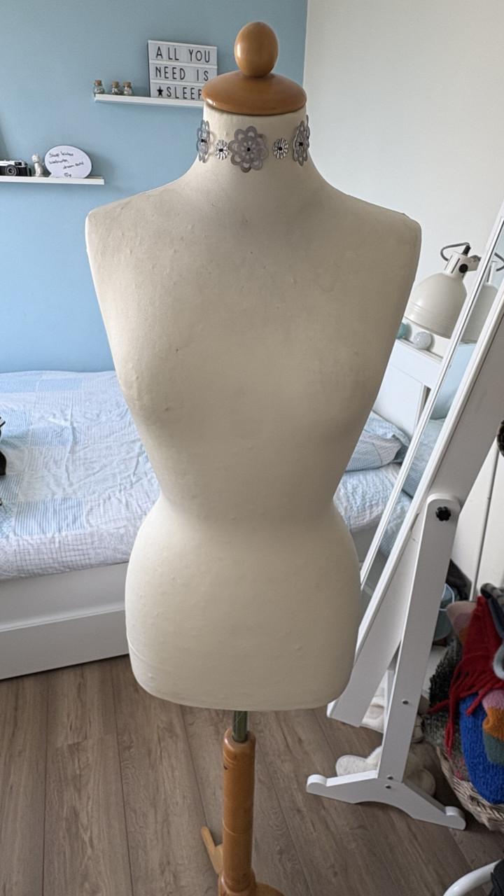 Paspop/Etalagepop met houten standaard
