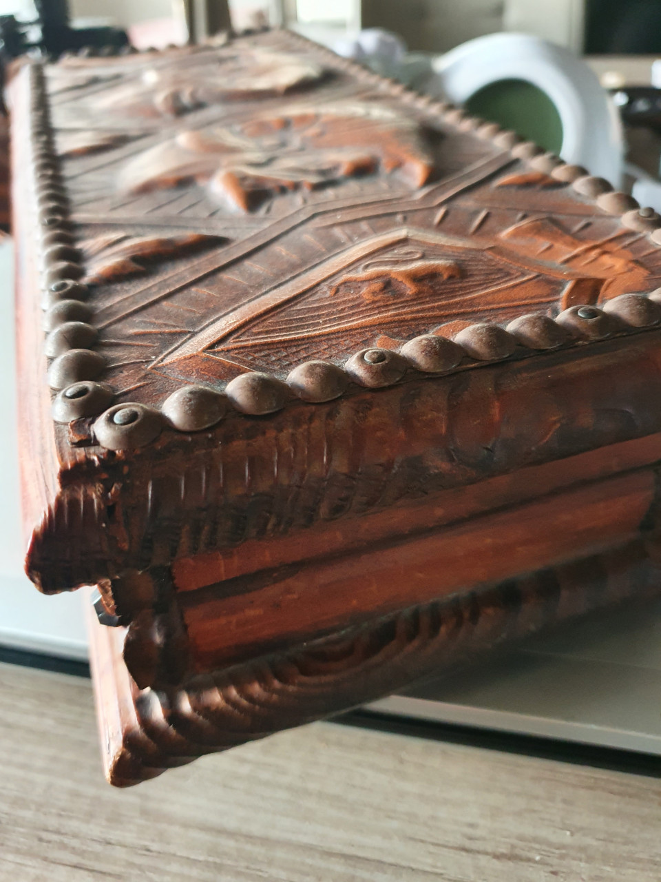 Prachtig massief antiek houten kistje, mooi houtsnijwerk, zware kwaliteit..